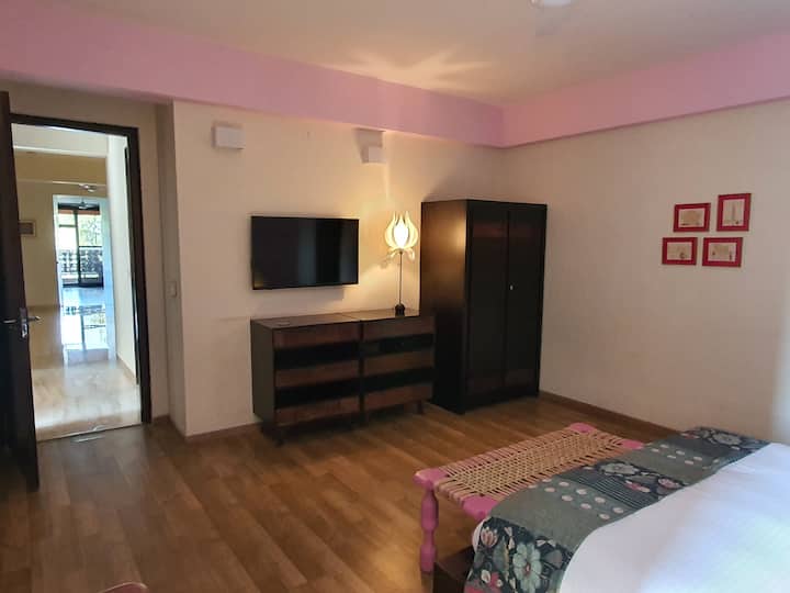 חדר שינה 3 - כולל מלתחה, שידת מגירות וטלוויזיה. חדר רחצה צמוד. 