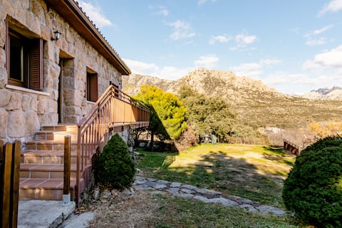 Beautiful rustic house in the mountains of Madrid