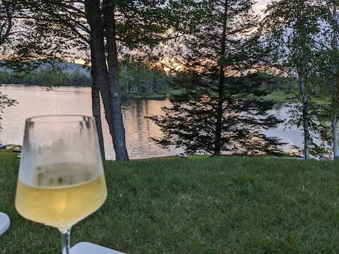 Charming Lakeside Suite: kayaks, hikes, breweries