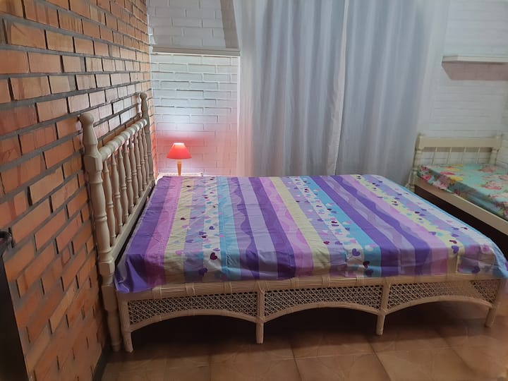 Chambre 2 - Lit à la maison et 2 lits simples
