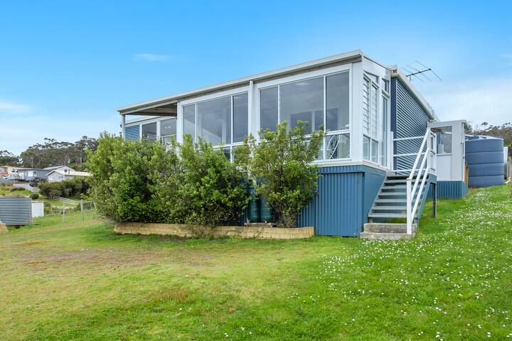 Blue Cottage – Modern Comforts, Oceanview gallery image 4