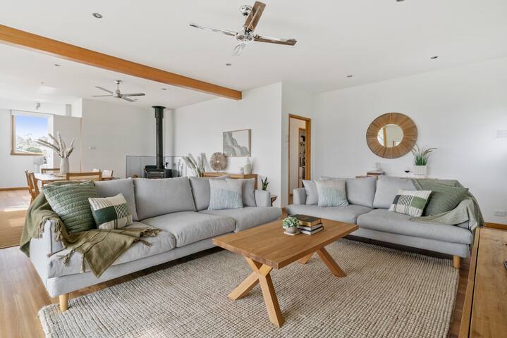 Blue Cottage – Modern Comforts, Oceanview