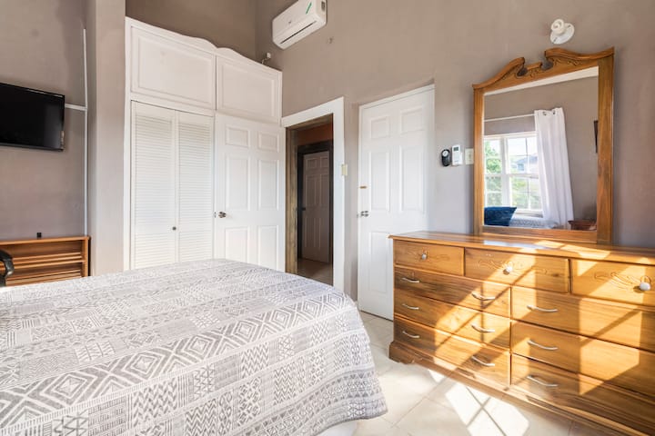 Esta habitación comparte tu baño privado de estilo Jack & Jill