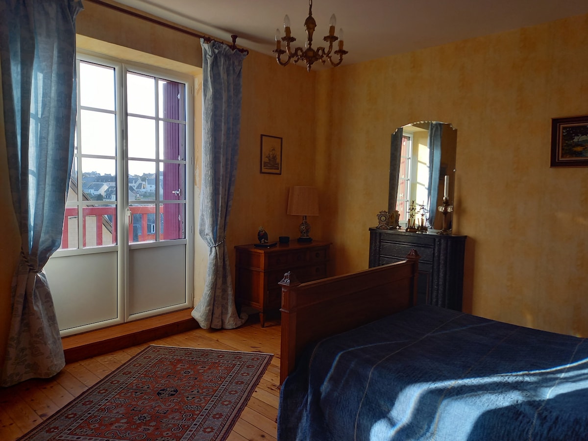 Голема спална соба со балкон со поглед на море на 1 кат 