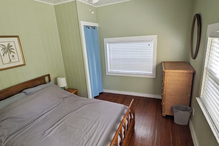Deuxième chambre avec grand lit et placard.