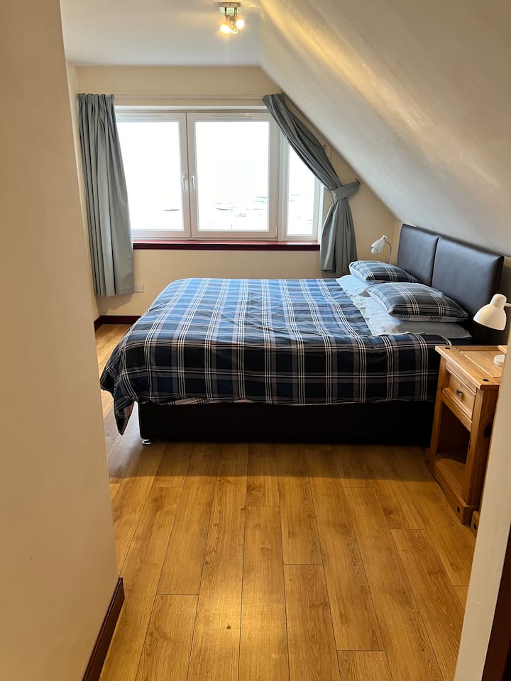 Hawthorn West Upstairs Double Bedroom - Super King Size Bed