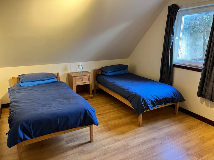 Hawthorn West Downstairs twin Bedroom - 2 x Single Beds