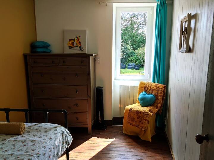 En esta habitación para una persona encontrará una cómoda para guardar sus cosas durante su estancia.
Dispone de ventilador.