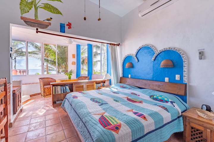 Голяма спалня с голямо двойно легло и тераса с изглед към океана
Този просторен и проветрив апартамент разполага с голямо двойно легло и се отваря директно към голяма частна тераса с панорамна гледка към Карибско море – идеално за спокойни сутрини или за излежаване по залез слънце.