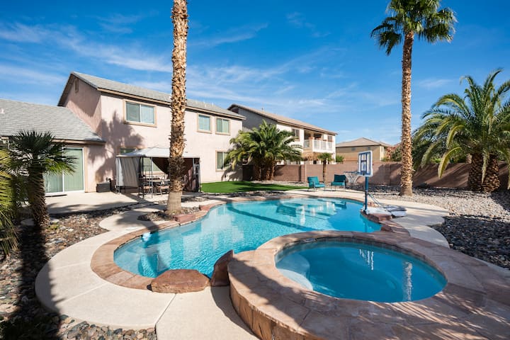 Cozy casita w/ pool and private entrance.