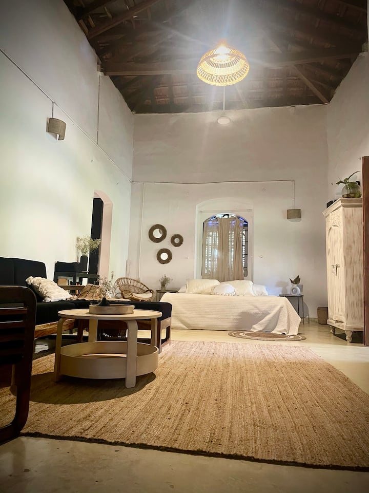 La chambre principale !
Extrêmement spacieuse avec de très hauts plafonds, un grand canapé d'angle et un accès direct au balcon principal face au charmant jardin.