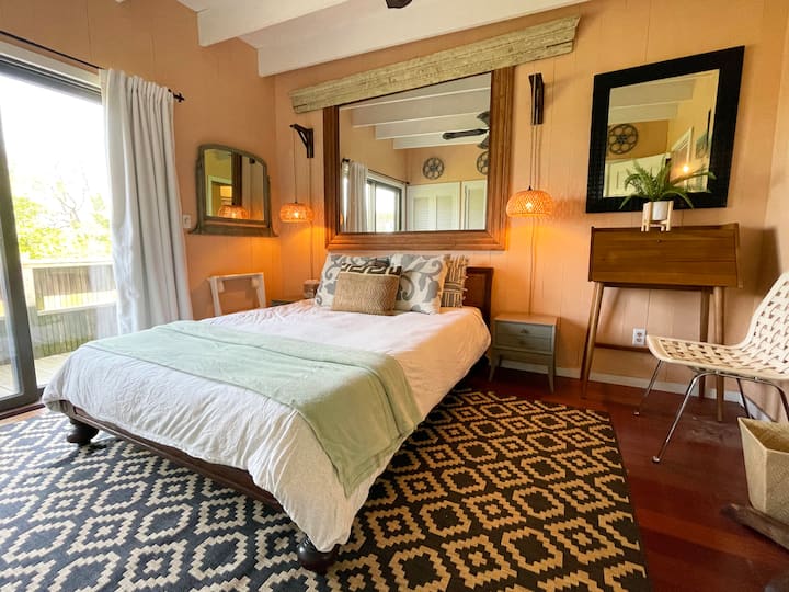 "الغرفة الوردية "، مع مدخل خاص للشرفة وسرير بحجم كبير.