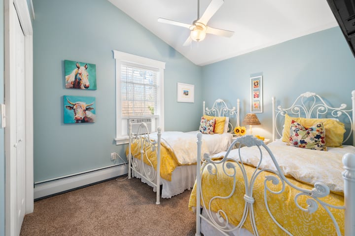 2 Twin Beds