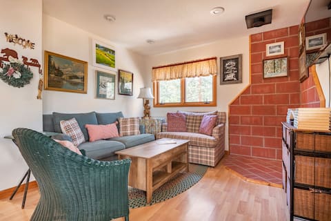Cabin on the River With Stonewall Valley Views