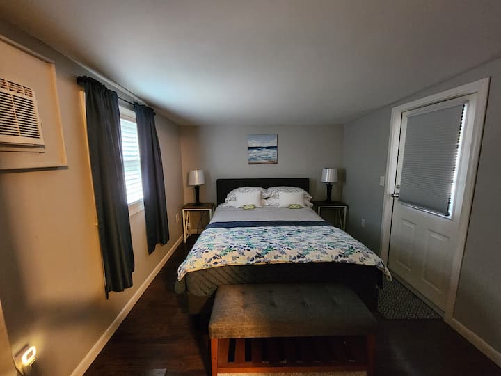 Chambre Queen moderne et récemment rénovée avec entrée dans votre écran privé à lanai. Dispose d'une unité de climatisation murale séparée qui peut être contrôlée pour répondre à vos besoins personnels. Les portes du bureau et/ou de la chambre peuvent être fermées pour le contrôle de l'intimité et/ou de la température.