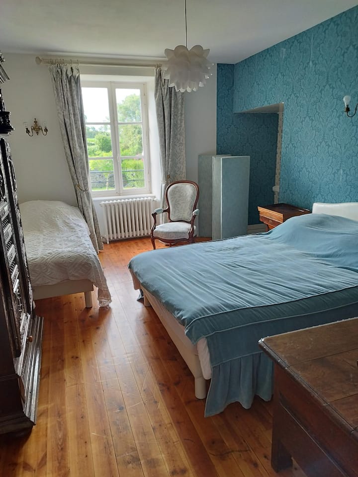 BLUE ROOM