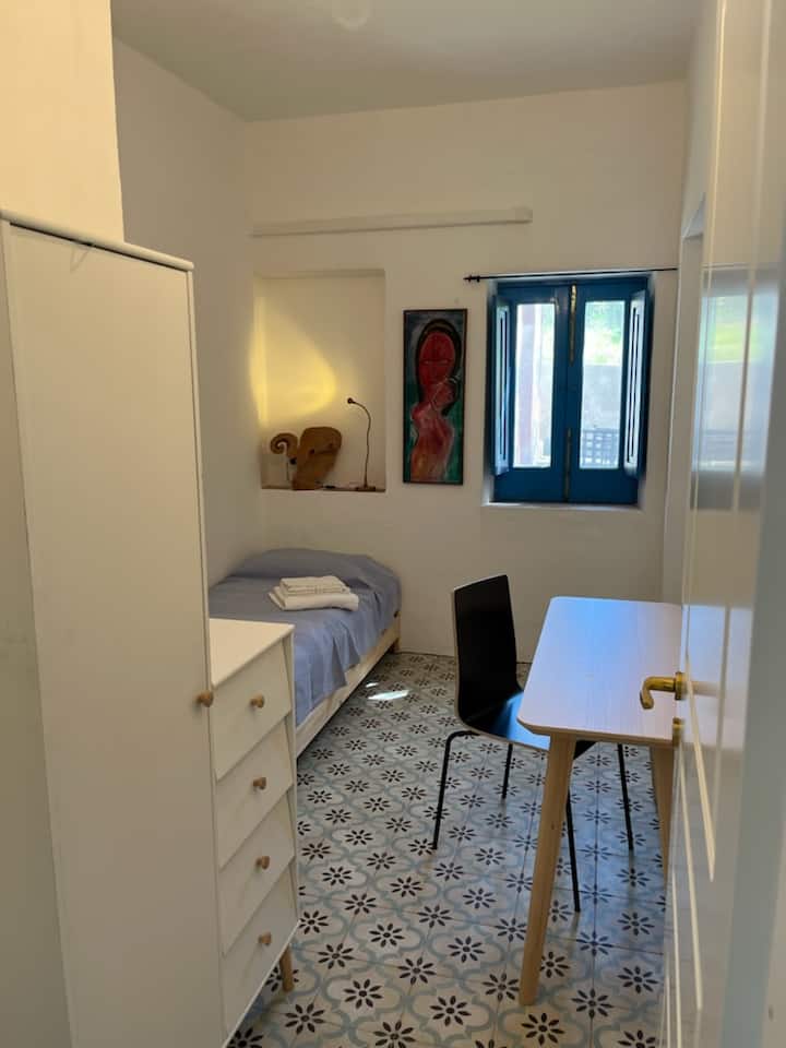 带花园窗户的卧室