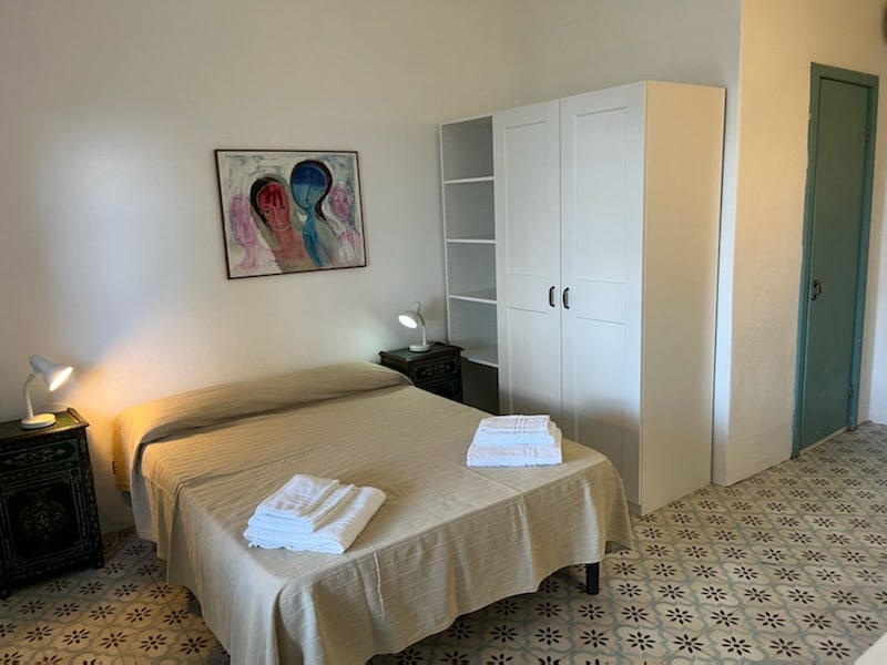 спалня със собствена тераса с изглед към морето