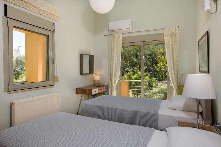 Veľká,slnečná spálňa s výhľadom na záhradu!!!!