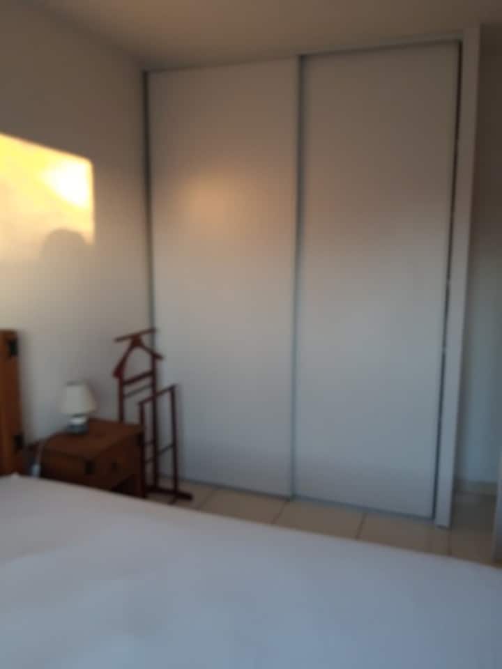 ארון בגדים גדול + מדפים בחדר השינה