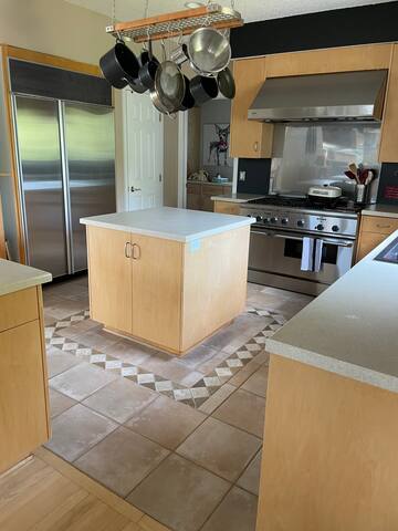 Luxury Home with every amenity, prime location gallery image 4