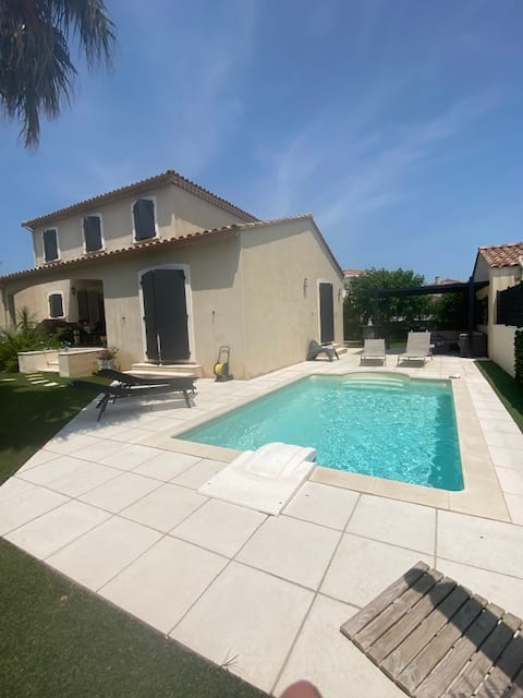 4 bedroom house (sleeps 8) 145 m2