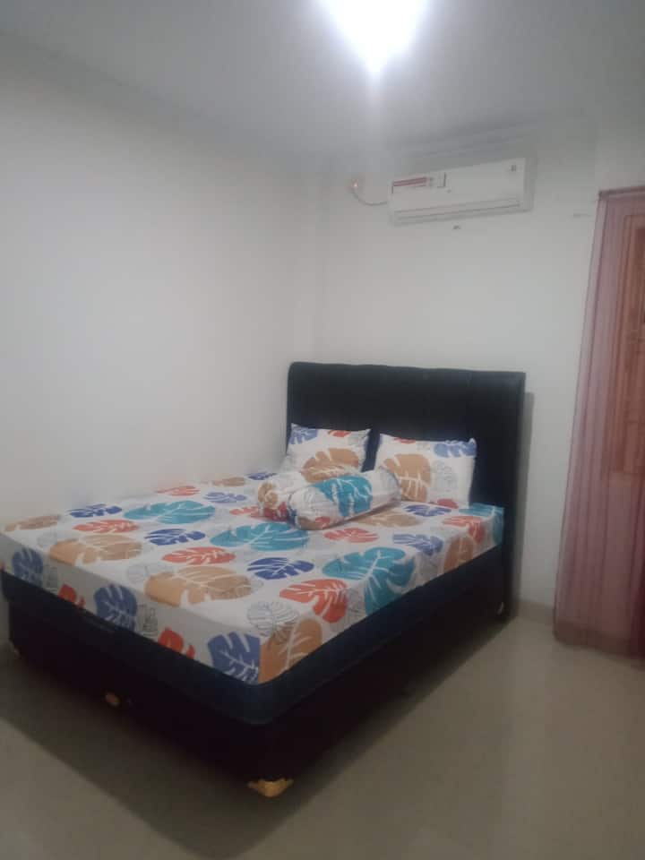 1号卧室- 1.8米宽双人床