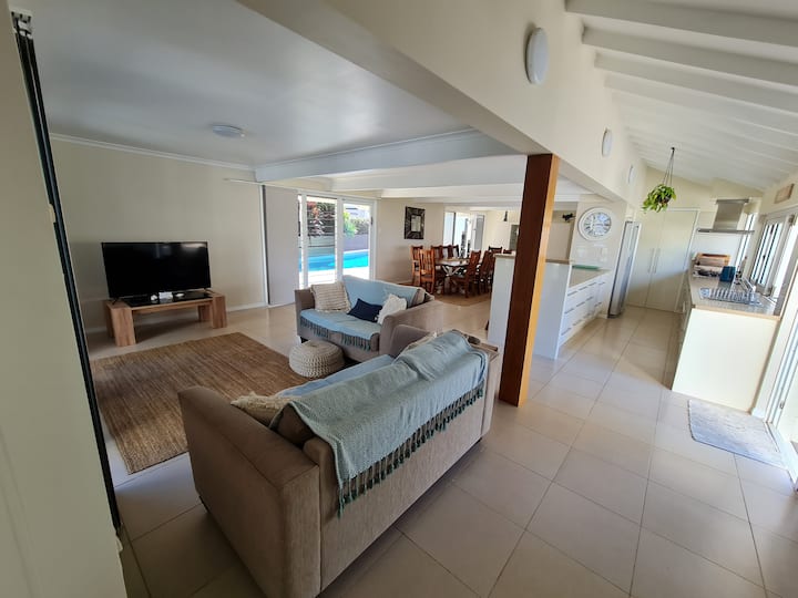 Serenity By The Beach, Luxury Beachhouse + Pool - Elliott Heads