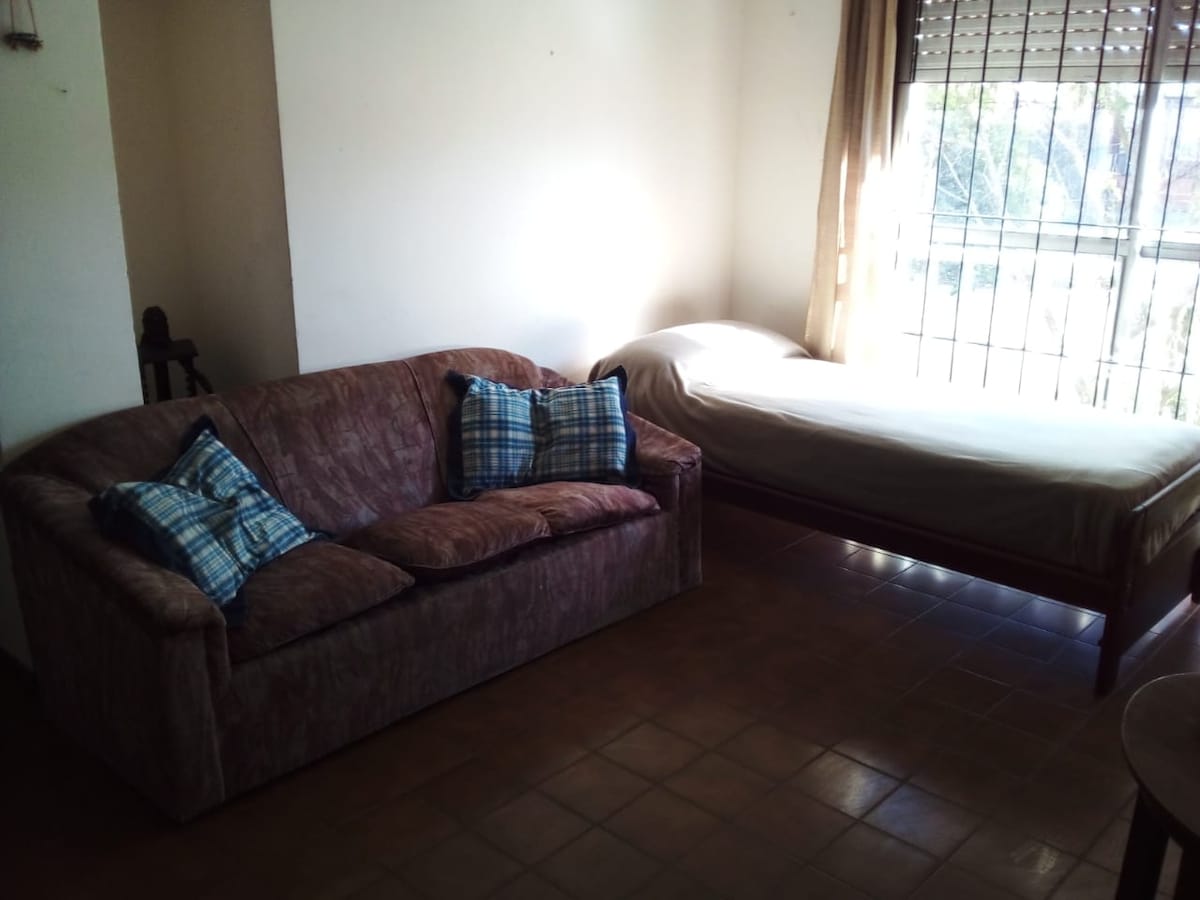 SOFA Y CAMA DE UNA PLAZA.CORTINAS OPACAS.