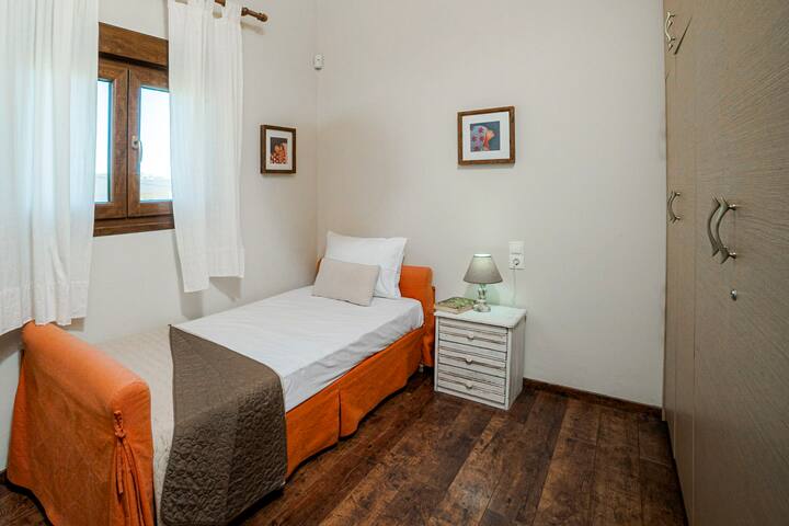 Spavaća soba Midle. 
Dva kreveta za jednu osobu.
Jedna od njih nalazi se ispod onoga što vidite