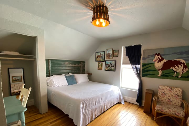 King bed - Upstairs
