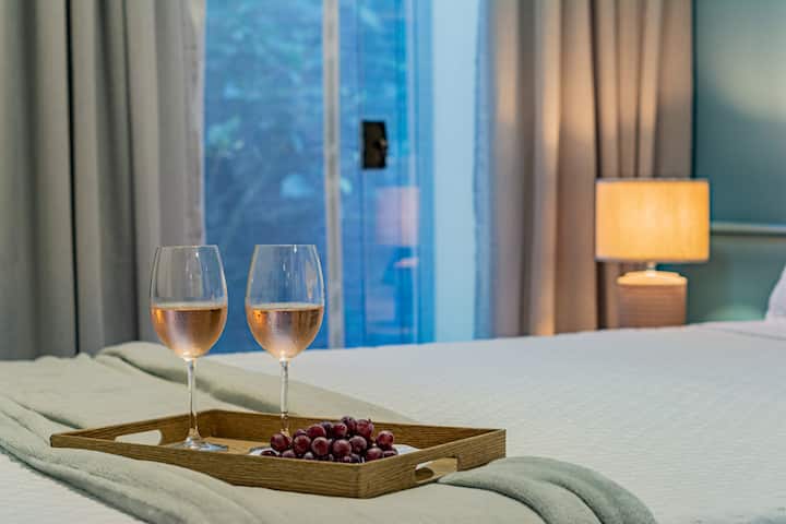 
Moja ya vyumba ni ndani ya nyumba, na mbili kati ya hizo zina staha ya nje na mtazamo mzuri wa kufurahia msitu uliohifadhiwa kwa faragha.