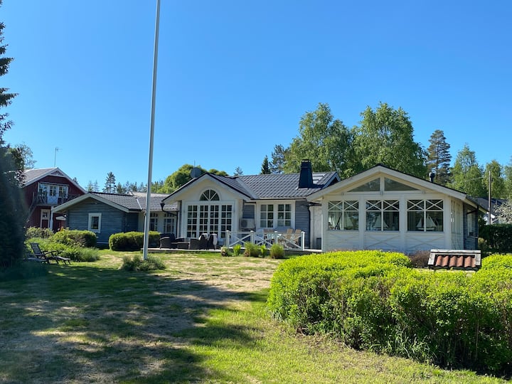 Charming Waterfront Log House