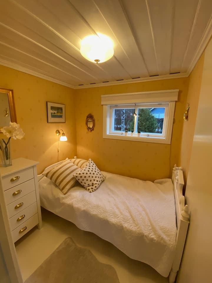 Bedroom with a slightly shorter singelbed (190 cm)