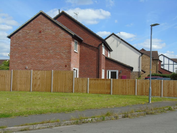 Double room in friendly family house in Hardwicke Bed and breakfasts