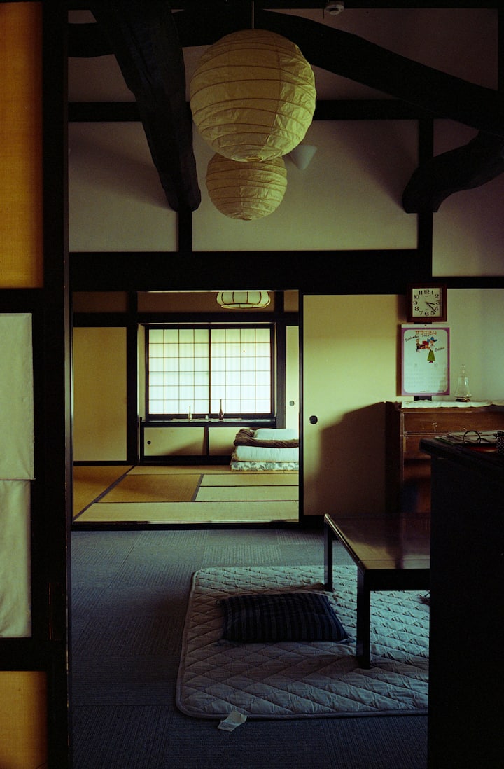 リビングから寝室を見る