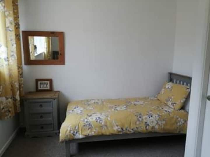 Cama individual en el segundo dormitorio