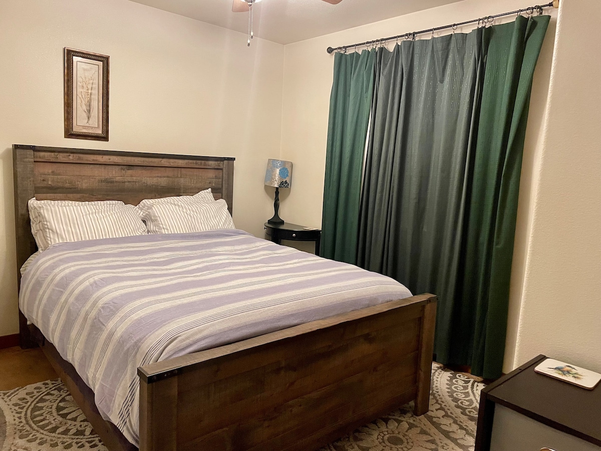 ห้องนอนพร้อมเตียงควีนไซส์