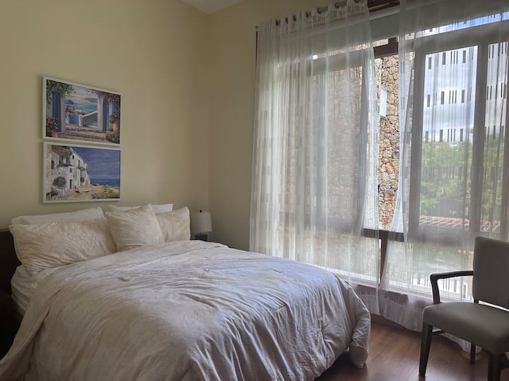 Трета гостинска соба, брачен кревет (широк 150-179 см), телевизор поврзан со wifi, лична бања и одење во плакар.