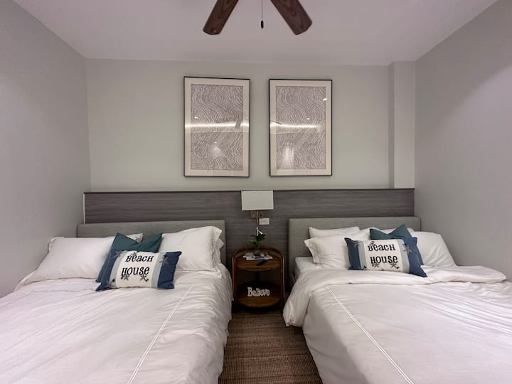 Втора гостинска соба со 2 брачни кревета со телевизор со рамен екран и централен воздух.