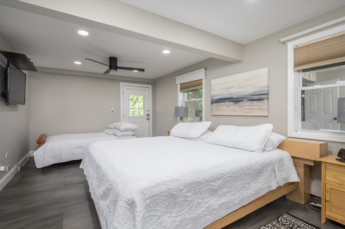 I სართული:   უზარმაზარი საძინებელი დიდი საწოლით და სრული  ზომის ფუტონით.  Ასევე, აღჭურვილია სმარტ-ტელევიზორით.  Თითოეულ ოთახს აქვს სმარტ-ტელევიზორი პრემიუმ არხებით  