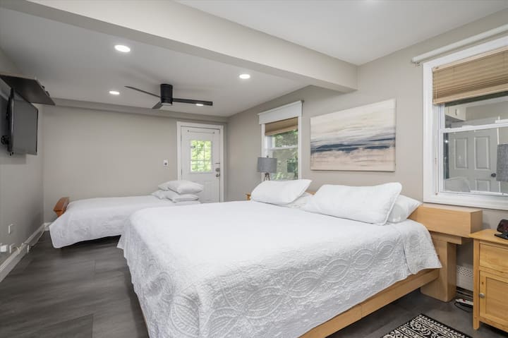 Kati 1: Dhomë gjumi e madhe me krevat dopio "king" dhe futon me  madhësi të plotë.  E pajisur edhe me televizor inteligjent.  Çdo dhomë ka një televizor inteligjent me kanale premium  