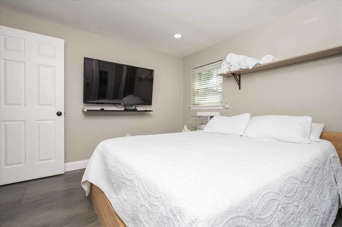 I სართული: საწოლი 152 × 203 სმ.   Ტელევიზორი ყველა ოთახში Netflix-ისა და Premium არხების მეშვეობით. 