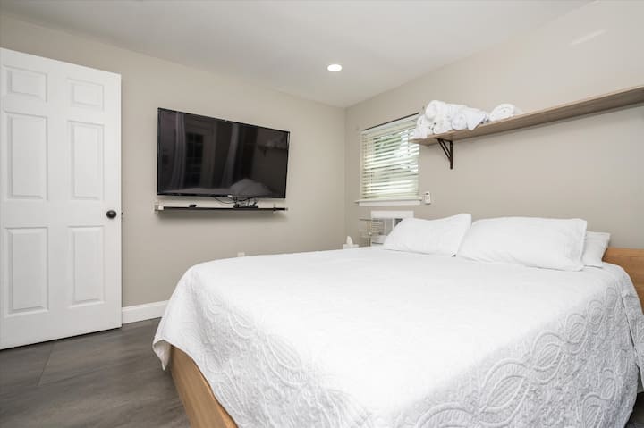 Kati 1: Krevat dopio "Queen".   Televizor në çdo dhomë me kanale Netflix dhe Premium. 