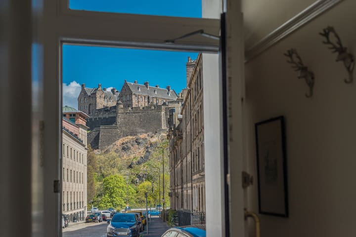 Elegant 2 bed 2 shower flat Victorian charm