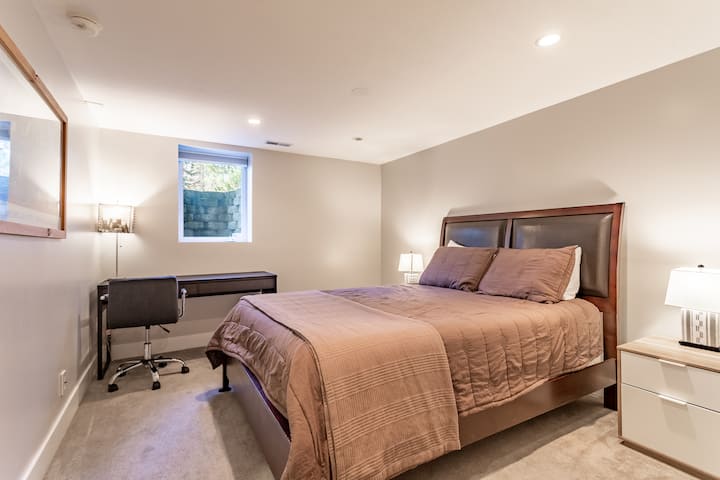 غرفة نوم بحجم كوين في الطابق السفلي رقم2 مع حمام داخلي