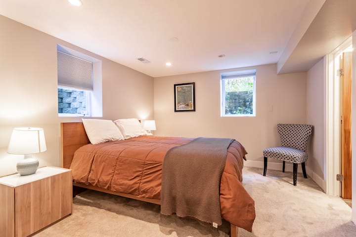 غرفة نوم بسرير كوين في الطابق السفلي مع حمام داخلي