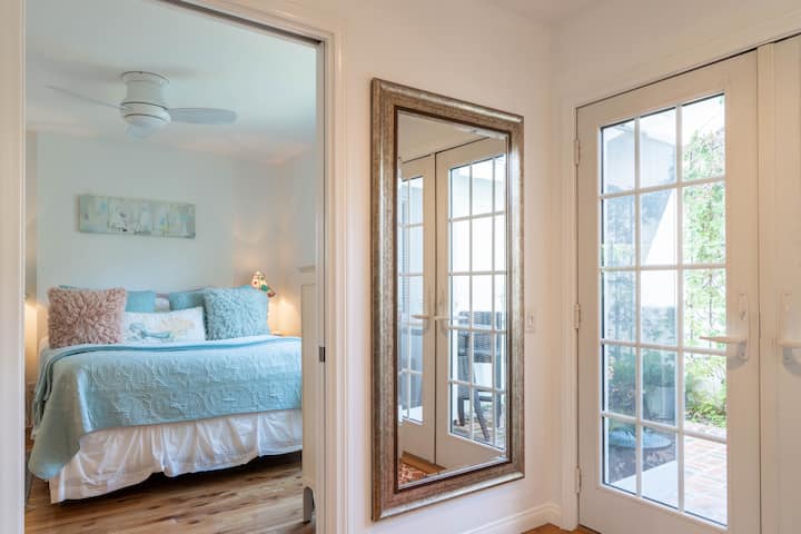 Segundo dormitorio privado (cama tamaño queen de 60” X 80”)con baño con lavabo, inodoro, bañera y armario.