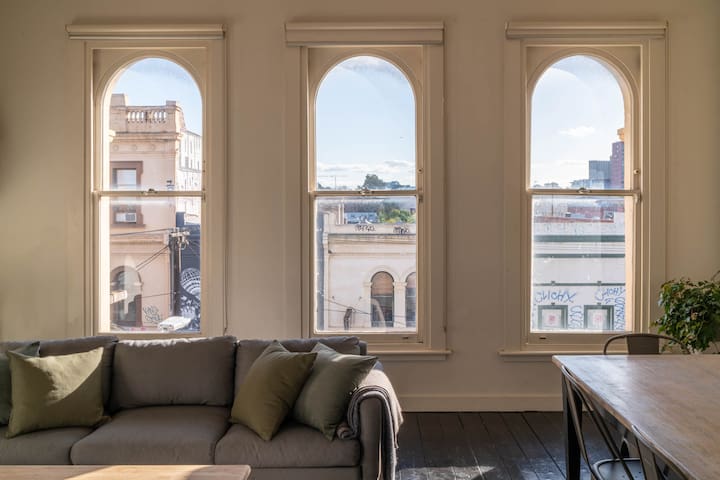 Spacious Modern Apartment in the Heart of Fitzroy