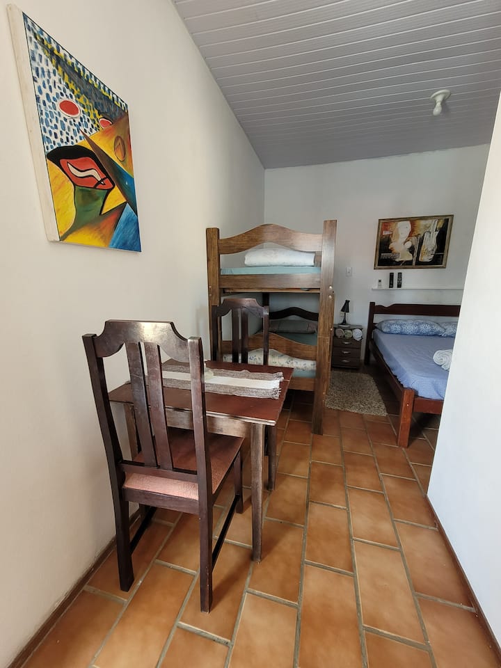 部分空间景观。

配备2把椅子和床的桌子。 